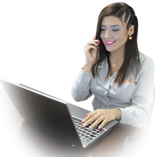 Especialista de hosting.com.pe atendiendo una llamada